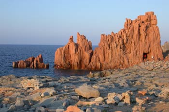 Rocas de pórfido rojo en el Puerto de Arbatax, Italia