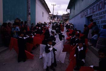 Escolares desfilando por las calles de Sololá, Guatemala