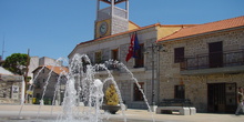 Ayuntamiento y fuente en Moralzarzal
