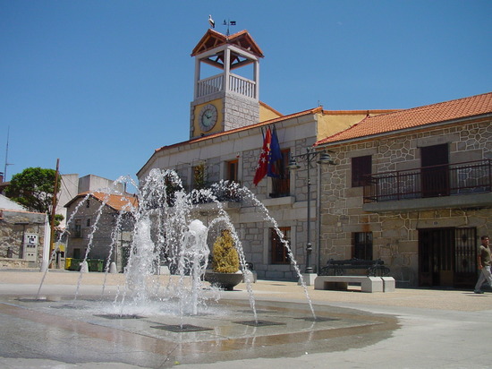 Ayuntamiento y fuente en Moralzarzal