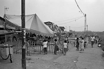 Barriada en fiestas, cruce Coca Cola, Indonesia
