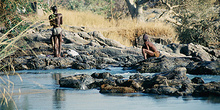 Hombres Himba en el río, Namibia