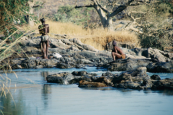 Hombres Himba en el río, Namibia