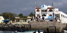 Muelle de pasajeros en el Puerto Baquerizo Moreno, Ecuador