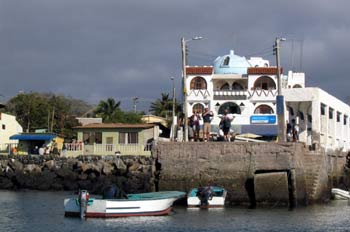 Muelle de pasajeros en el Puerto Baquerizo Moreno, Ecuador