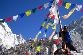 Sherpa montando poste y banderas de la construcción Puja
