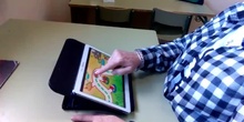 Movimiento dedo índice en una tablet.