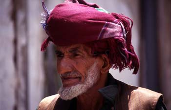 Retrato de hombre con turbante en Sanaa, Yemen