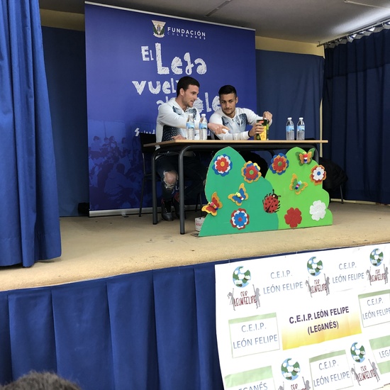 Jugadores del CD Leganés visitan el cole 1