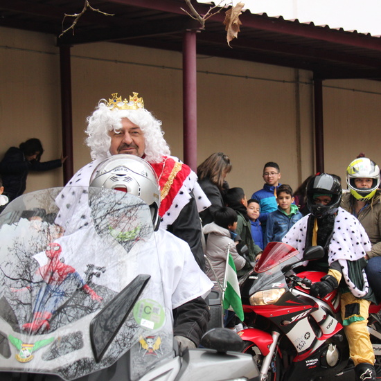 Visita de sus Majestades los Reyes Magos al colegio Luis Bello en moto 2018 10