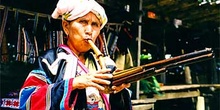 Mujer del norte tocando flauta de pan, Tailandia