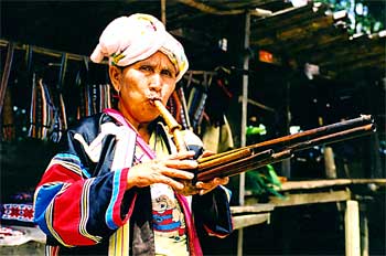 Mujer del norte tocando flauta de pan, Tailandia