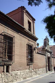 Edificio y puerta monumental