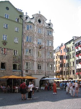 Edificio en Plaza de Goldenes Dachl