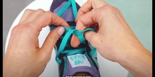 Me ató los cordones de las zapatillas.