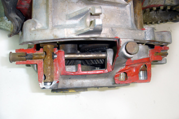 Caja de cambios transversal. Detalle y sección sistema fiador