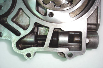 Bomba de aceite de engranajes internos. Detalle de válvula regul