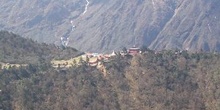 Monasterio de Tengboche visto desde el otro lado del río Imja Dr