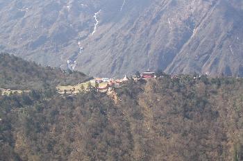 Monasterio de Tengboche visto desde el otro lado del río Imja Dr