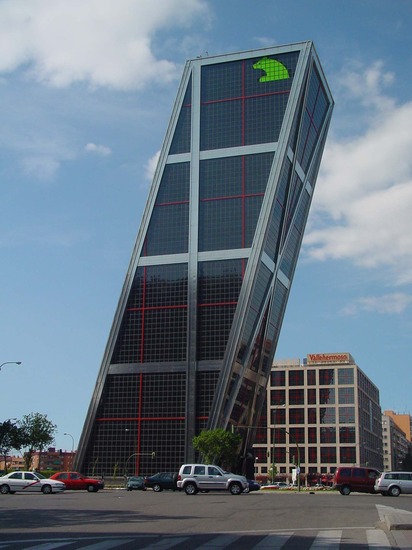 Foto una de las Torres KIO de Madrid