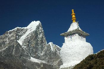 Templo stupa con Ama Dablam