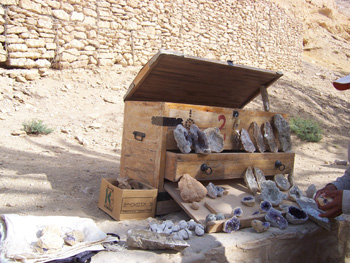 Baúl con piedras, Oasis de montaña de Chébika, Túnez
