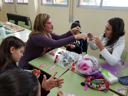 Decorando pasillos del pabellón 3 por Navidad 5