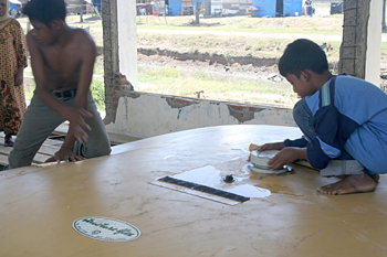 Llenando el depósito, Banda Ache, Sumatra, Indonesia