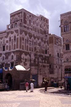 Calle en la ciudad vieja de Sanaa, Yemen