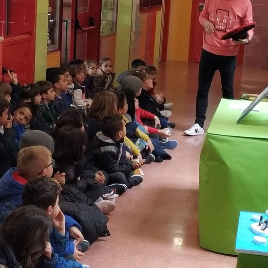 Infantil 3 años y 1º de Primaria visitan los expositores del la 