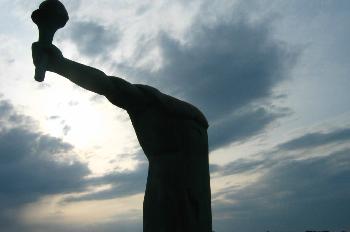 Estatua dedicada a los Juegos Olímpicos en l´Escala, Gerona