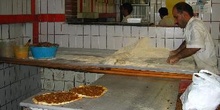 Hombre haciendo pitas, Estambul, Turquía
