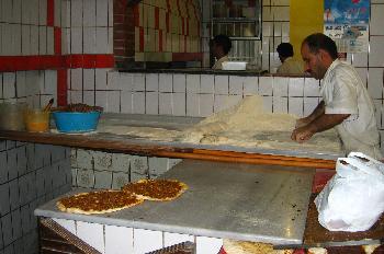 Hombre haciendo pitas, Estambul, Turquía