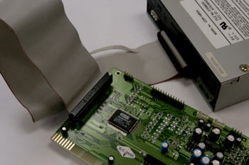 Detalle de conexión de un CD-ROM a una tarjeta de sonido, puerto