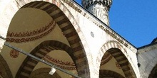 Galería con sus bóvedas decoradas en el exterior de la Mezquita