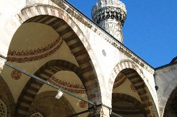 Galería con sus bóvedas decoradas en el exterior de la Mezquita