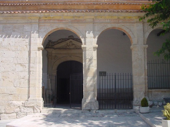 Puerta de iglesia en Villalbilla