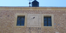 Edificio con reloj de sol en la fachada