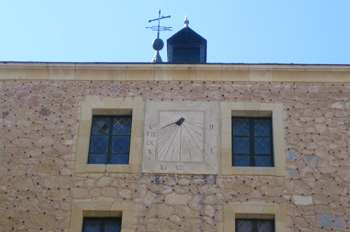 Edificio con reloj de sol en la fachada