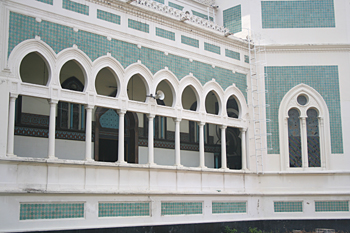 Detalle de la fachada, cementerio de mezquita Al Mashun, Medan,