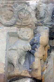 Detalle de un capitel de la Iglesia de Santa Eulalia de Ujo, Mie