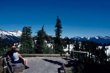 Pareja en un mirador en las Montañas Rocosas