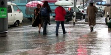 Gente caminando con paraguas