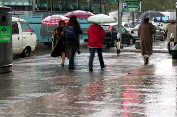 Gente caminando con paraguas