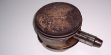 Pistón de un motor completo corroído y erosionado