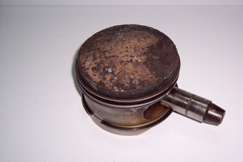 Pistón de un motor completo corroído y erosionado