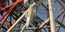 ODU de equipo WiFi tipo Ubiquiti en torre de telecomunicaciones