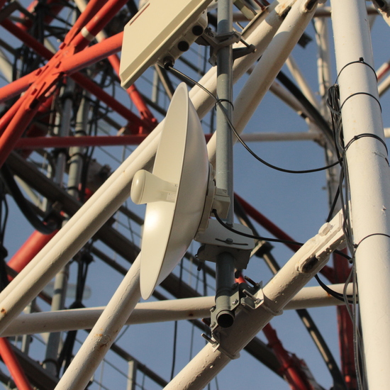 ODU de equipo WiFi tipo Ubiquiti en torre de telecomunicaciones