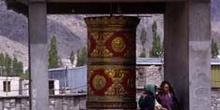 Mujeres ante un gran rodillo de oración, Ladakh, India