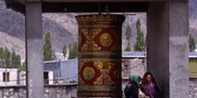 Mujeres ante un gran rodillo de oración, Ladakh, India